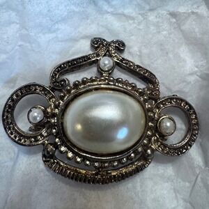 Vintage Style Faux Pearl Brooch Silver Tone Victorian Scroll Openwork Pin 9g